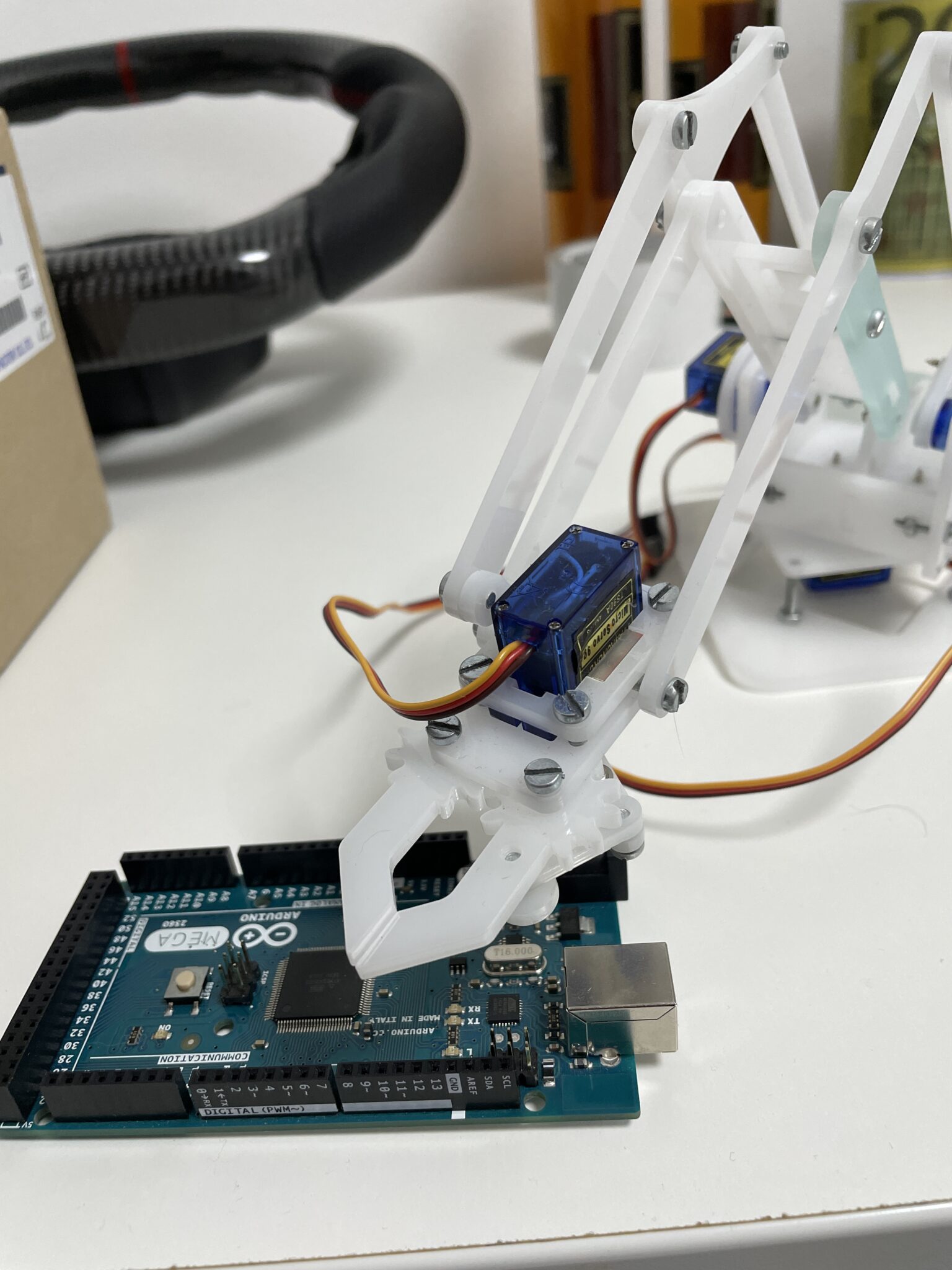 Robotic Arm with Arduino and Servo Motors - Arduino Expert